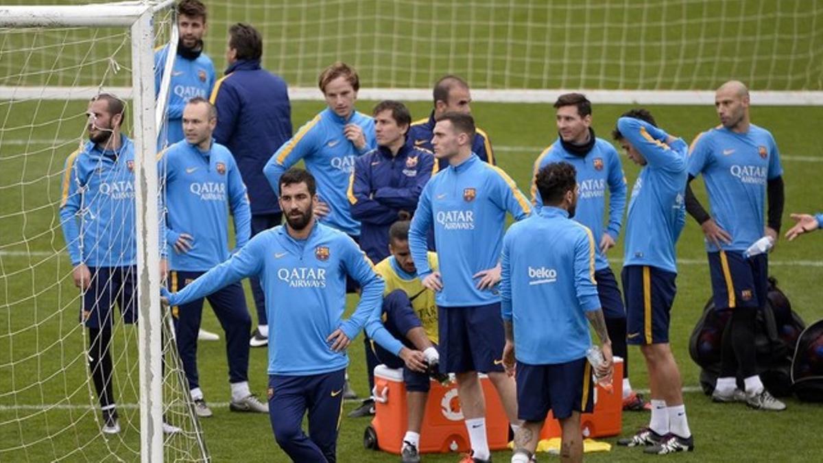 Los jugadores del Barça, durante la sesión realizada en el Miniestadi
