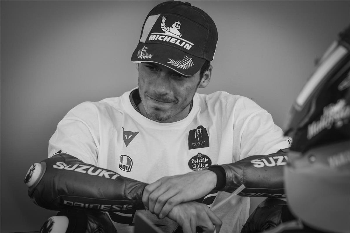 Joan MIr, emocionado, poco después de sellar su victoria en el Mundial y antes de subir al podio
