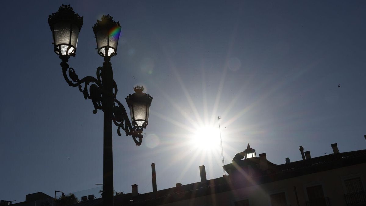 El sol asoma tras los edificios en una calle del centro de Madrid.