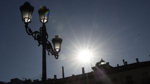 GRAF2592. MADRID (ESPAÑA), 10/07/2025.-El sol asoma tras los edificios en una calle del centro de Madrid este jueves. Ocho comunidades del interior peninsular están en aviso amarillo (riesgo para ciertas actividades) por calor, de las cuales Aragón lo está además por lluvias y tormentas con posibilidad de granizo y rachas de viento muy fuertes, a las que se suman, por estas últimas inclemencias, con tiempo inestable, Baleares y Cataluña. EFE/ Mariscal