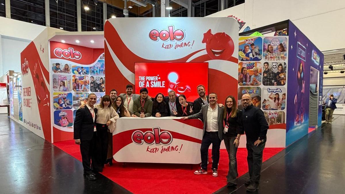 Parte del equipu d'EoloToys nuna feria del sector del xuguete en Núremberg (Alemania).