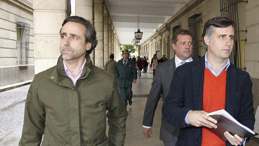 Los hermanos Javier (i) y Pablo Ruiz Mateos, a la salida de los juzgados de Sevilla.