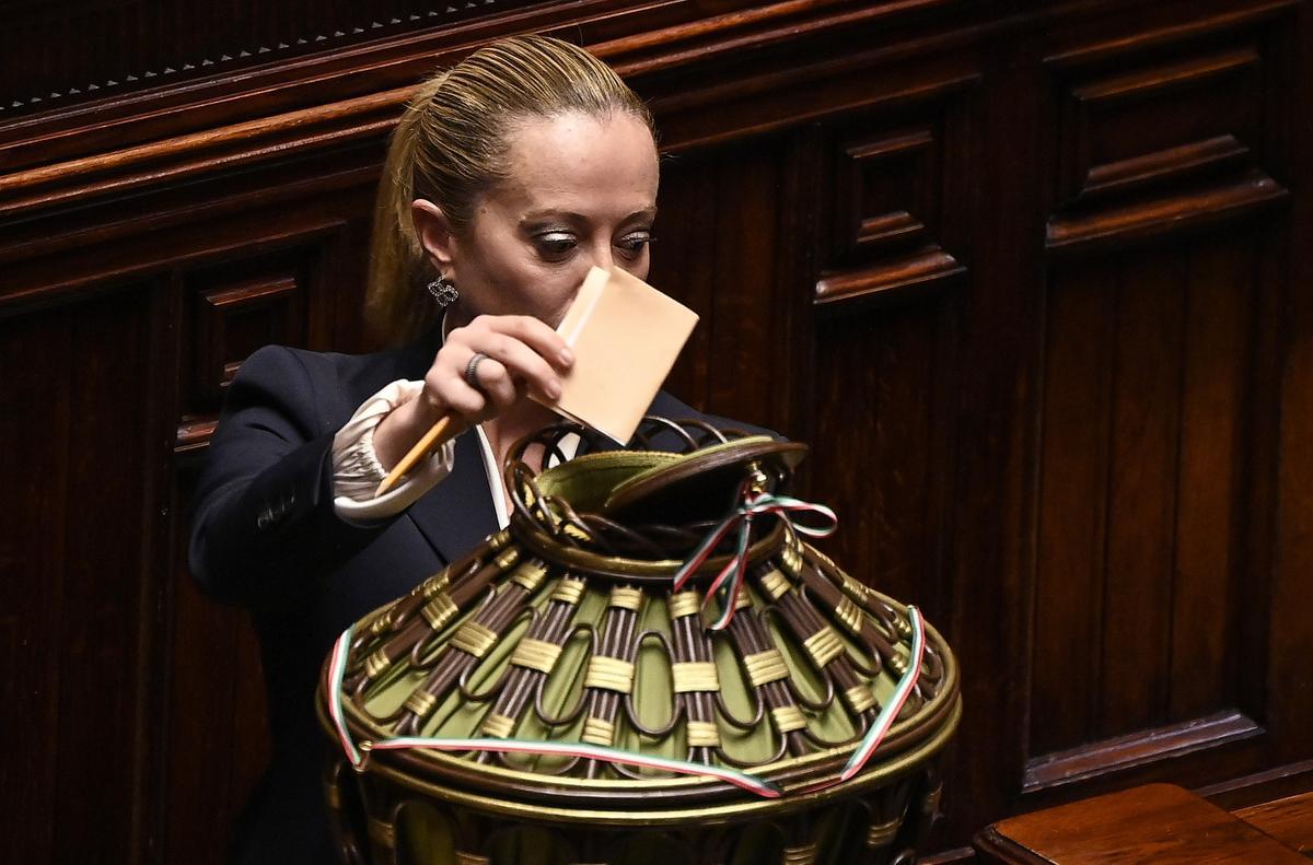 Giorgia Meloni, lider de Hermanos de Italia, vota en la elección del portavoz de la Cámara de Diputados.