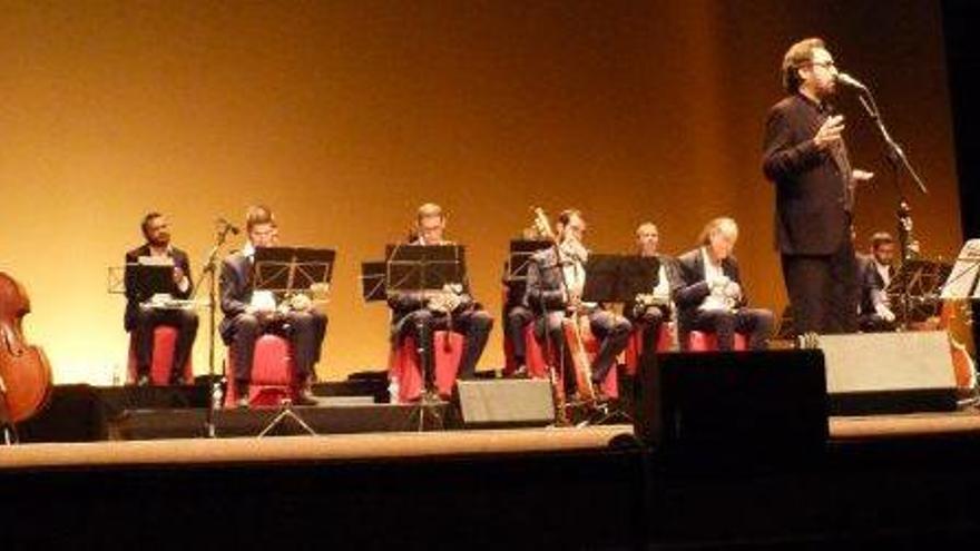Roger Mas i la Sant Jordi, en un moment del concert, dissabte a la nit al teatre de La Passió d&#039;Olesa