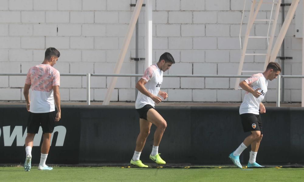 Anil Murthy, atento al entrenamiento del Valencia