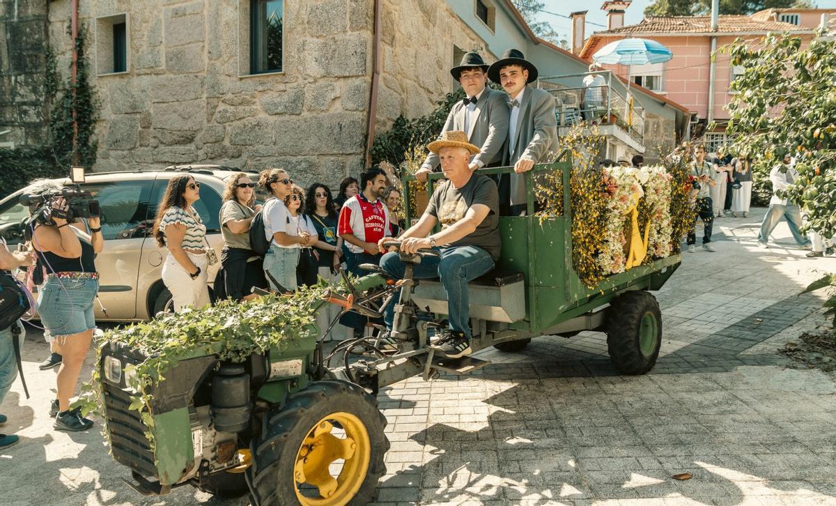 Mondra nun dos tradicionais chimpibuses floridos, na edición 2025.  // CRIS ANDINA