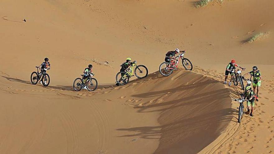 Ciclistas en la Titan Desert