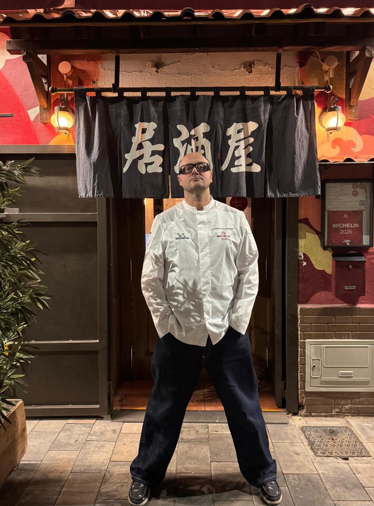 Sergio Ortega, en la fachada de su restaurante de Castelló.