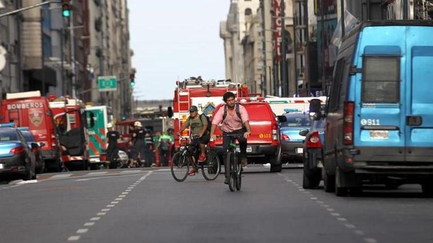 Dos muertos y más de 40 heridos en incendio de hotel en Buenos Aires