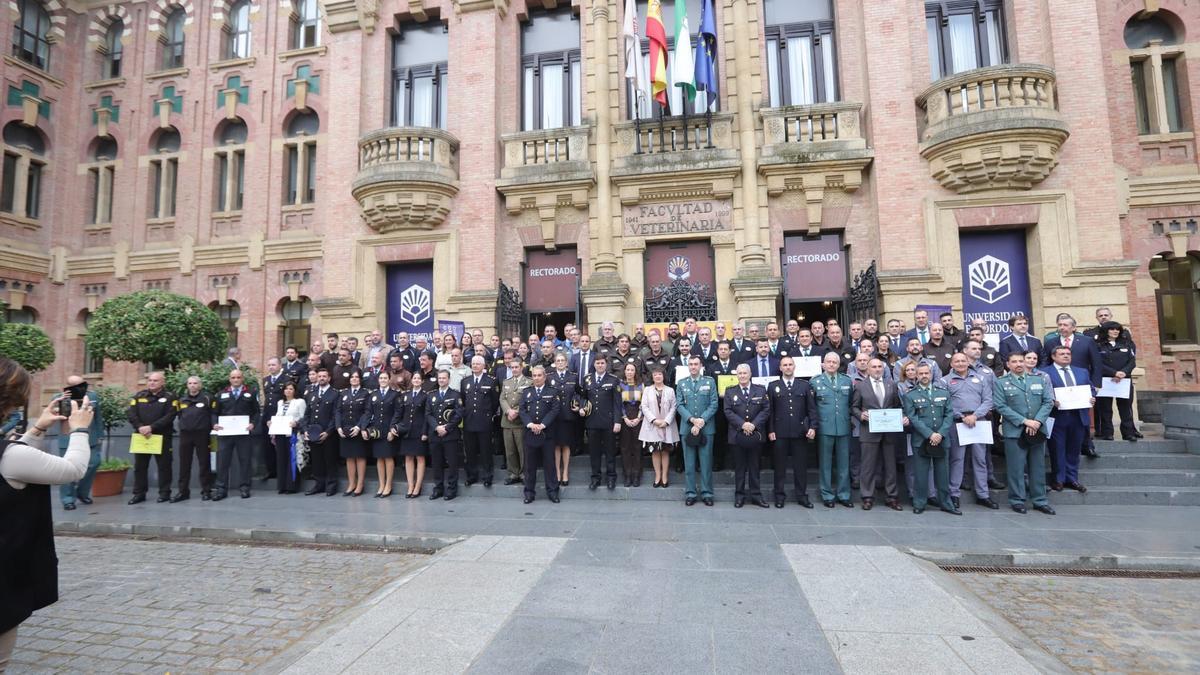 Agentes de seguridad privada junto a las autoridades en el acto del Día de la Seguridad Privada, este martes en el Rectorado.