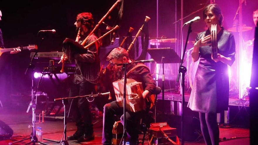 Los &quot;Tejedor&quot; y Silvia Quesada, durante el concierto en el Palacio Valdés.