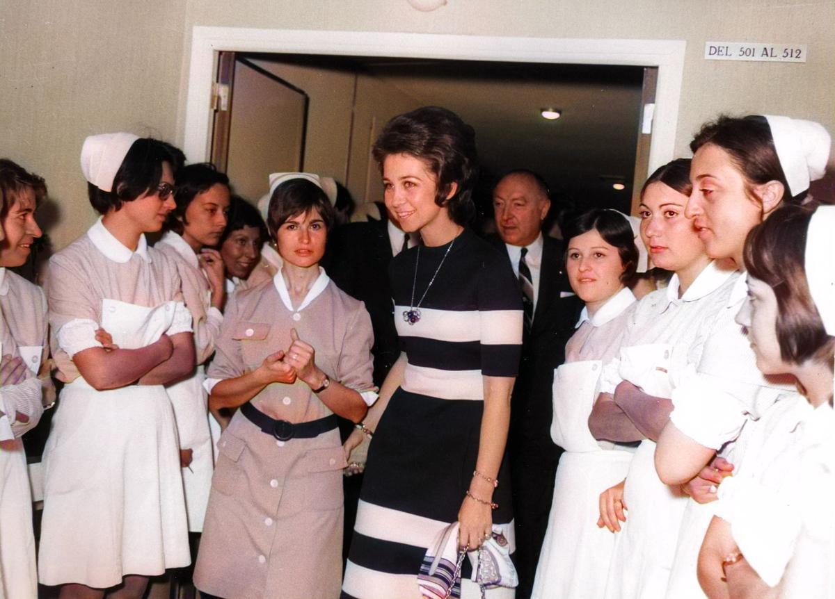 La reina emérita visitó la Escuela de Enfermería la Fe en 1971, cuando aún era princesa de Asturias