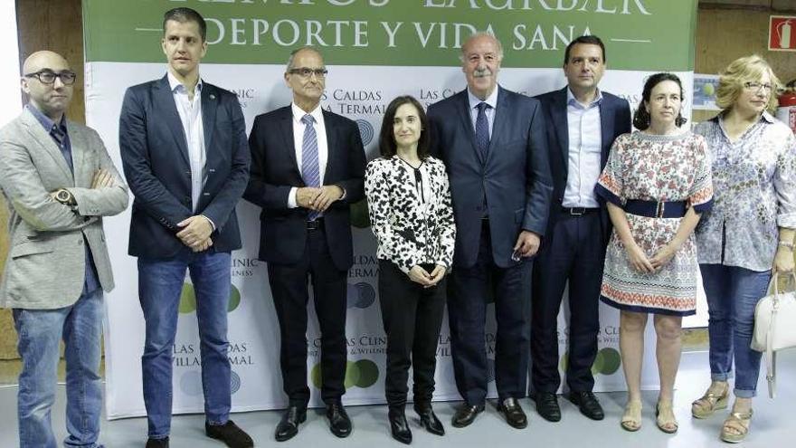 Por la izquierda, Nacho Tuñón, Pedro López, Miguel Rodríguez, Joima Panisello, Vicente del Bosque, Fernando Sánchez Vallina, Leticia Álvarez y Carmen Menéndez, ayer, tras el fallo de los premios.