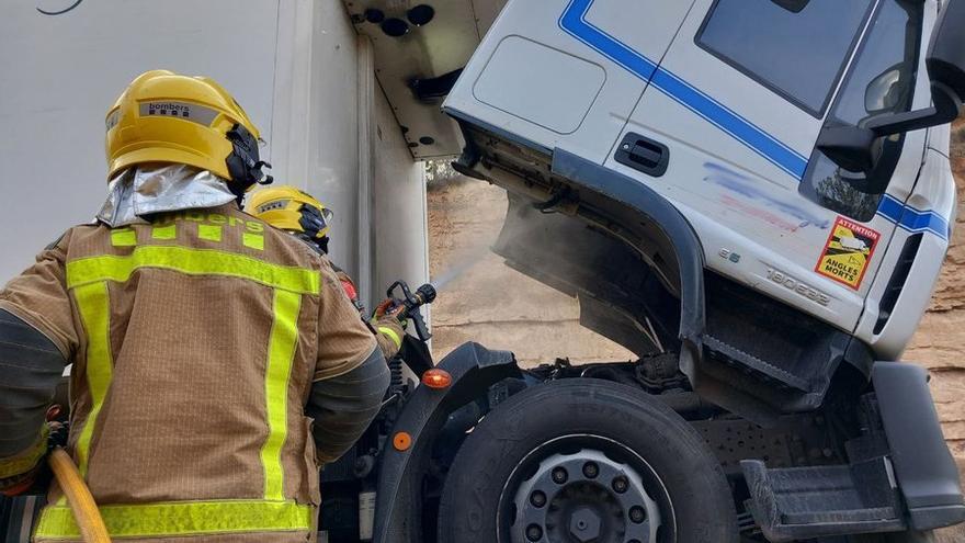 Assisteixen un camioner per un tub sobreescalfat en el seu vehicle, a Pinell de Solsonès