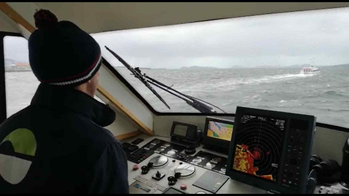 Uno de los patrones de Nabia sortea el temporal en la línea de Vigo a Moaña