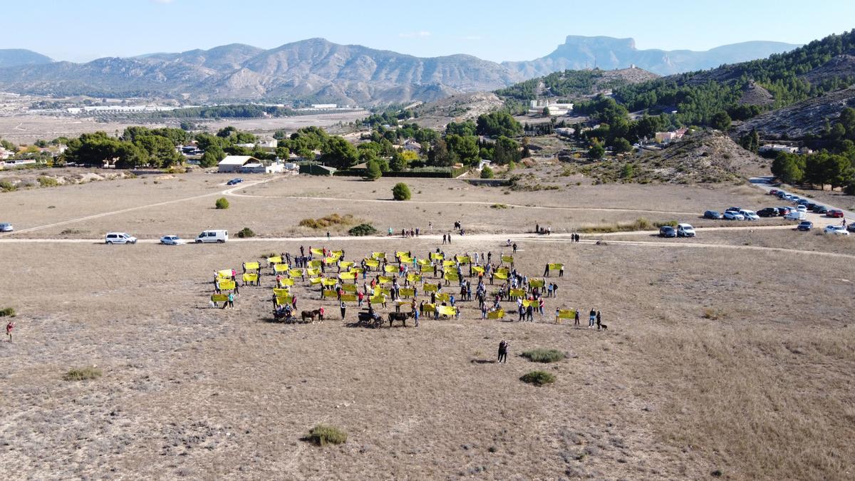 Protesta en las faldas de la sierra de Camara de Elda, donde Medio Ambiente ha emitido un dictamen favorable a la instalación de la primera planta solar de la ciudad.