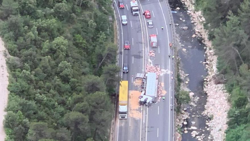 Imatge aèria de l&#039;accident en què un camió que transportava porcs ha bolcat a la C-17 |