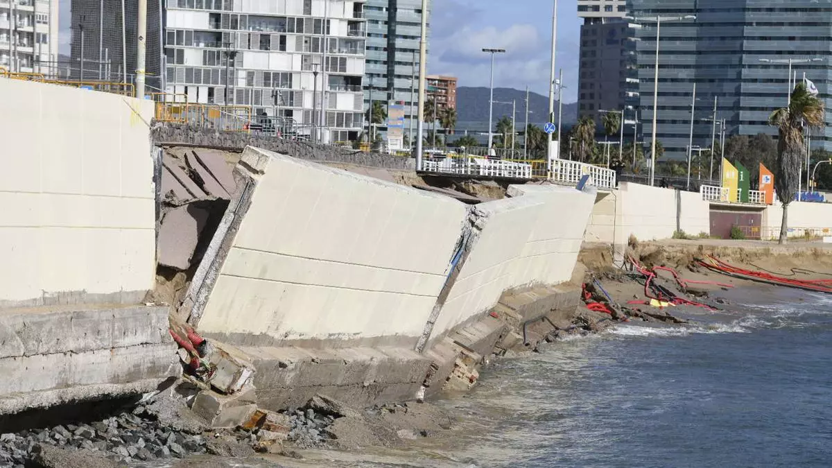 La borrasca Ciarán se come las playas de Barcelona y un muro de la Nova Mar Bella