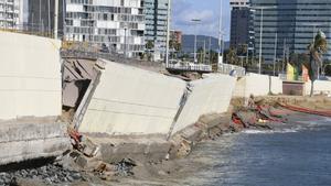 La borrasca Ciarán es ‘menja’ les platges de Barcelona i un mur de la Nova Mar Bella