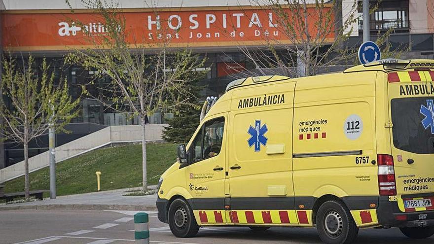 Una ambulància a l&#039;exterior de l&#039;Hospital de Sant Joan de Déu de Manresa