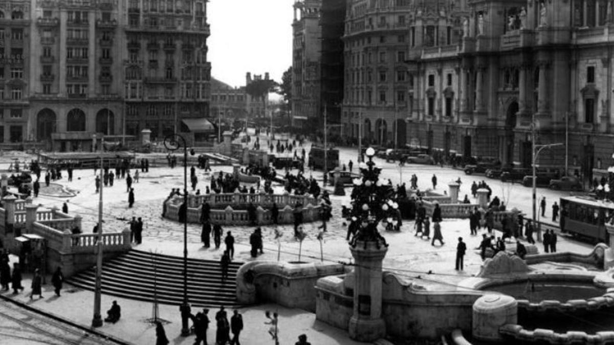Imagen antigua de la plaza sobreelevada de los años 30 de Javier Goerlich