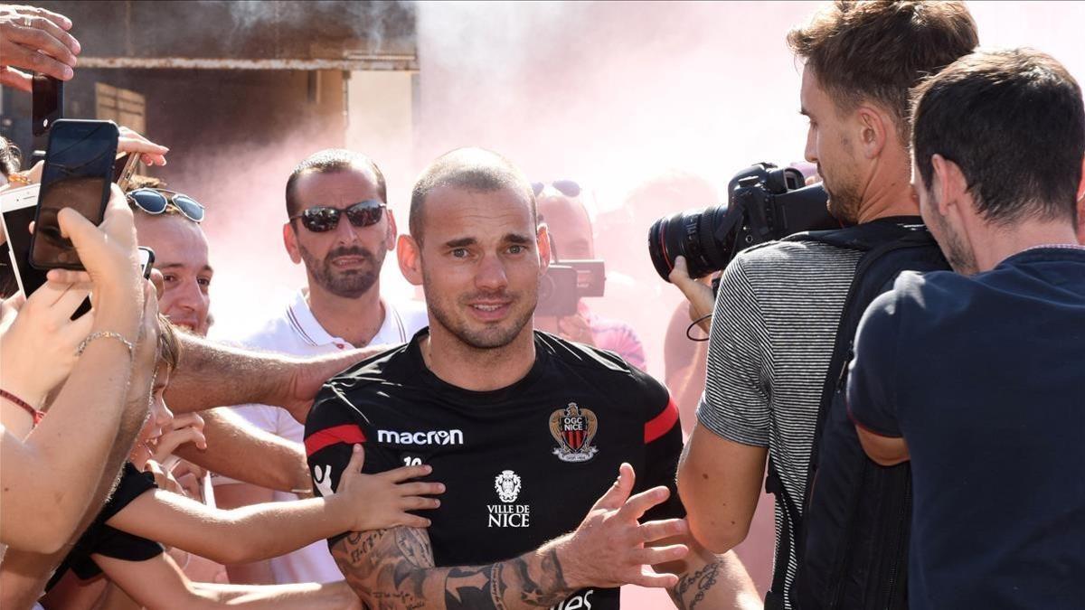 Wesley Sneijder en su llegada a Niza