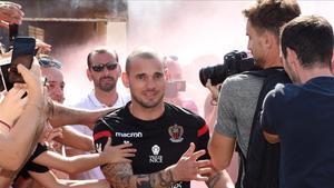 zentauroepp39591404 newly signed dutch midfielder wesley sneijder reacts as he a170808105427