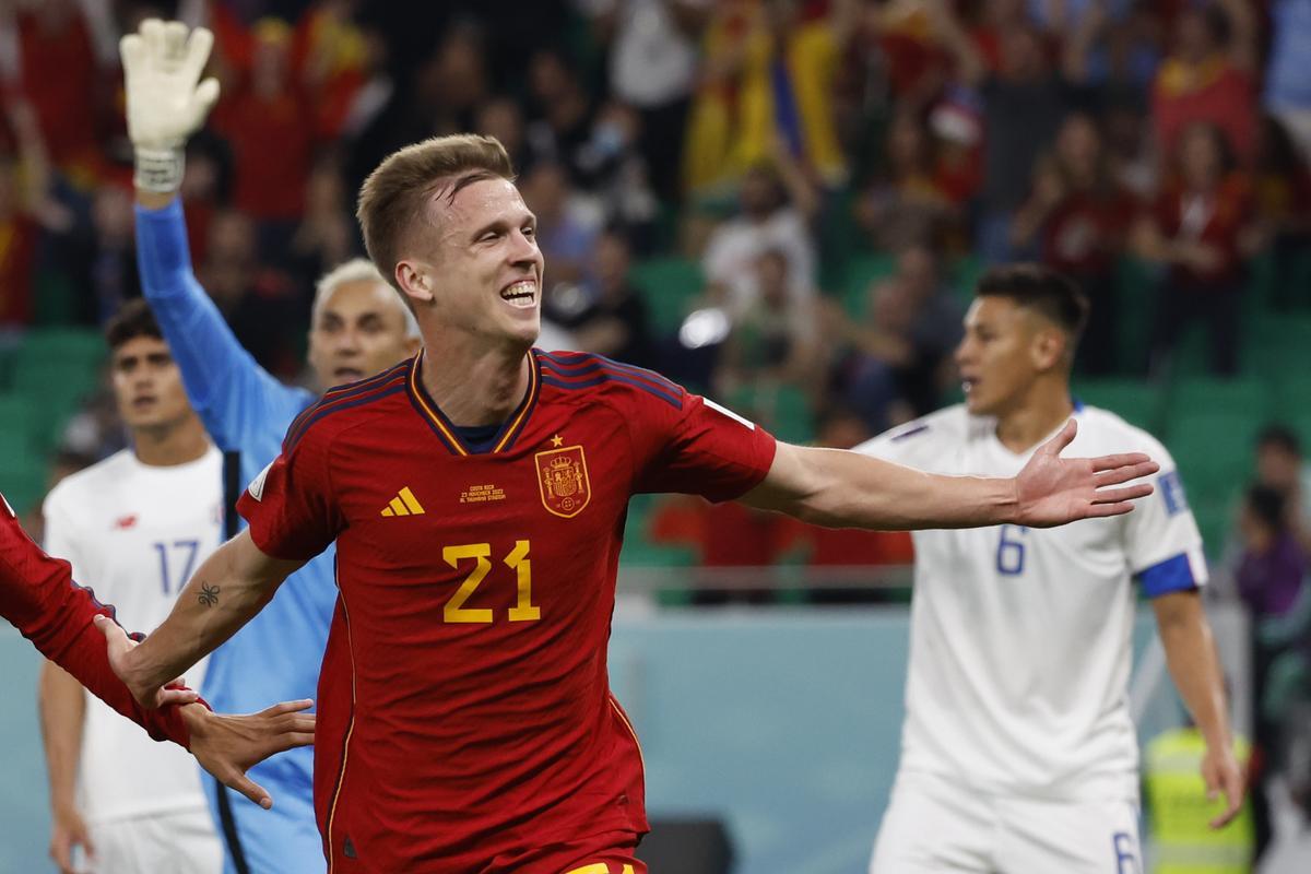 Dani Olmo de España celebra su gol, el número cien de España en los Mundiales, el primero sobre Costa Rica.