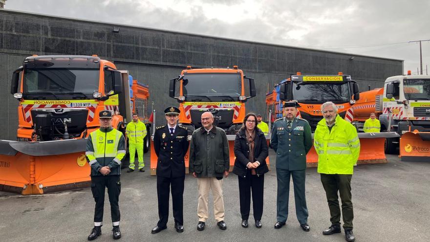 Las autoridades, junto al material que se utilizará en la campaña.