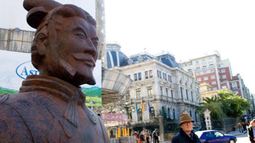 Una réplica de un guerrero de Xi&#039;an, obsequio de China, se exhibe desde ayer en la plaza de la Escandalera, en Oviedo.