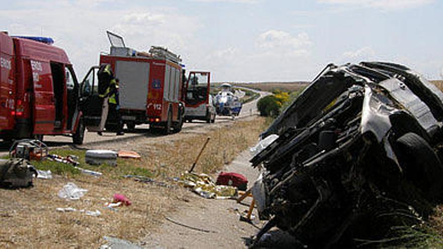 Bomberos de Toro en el lugar del accidente, donde rescataron a cuatro heridos atrapados en el monovolumen.