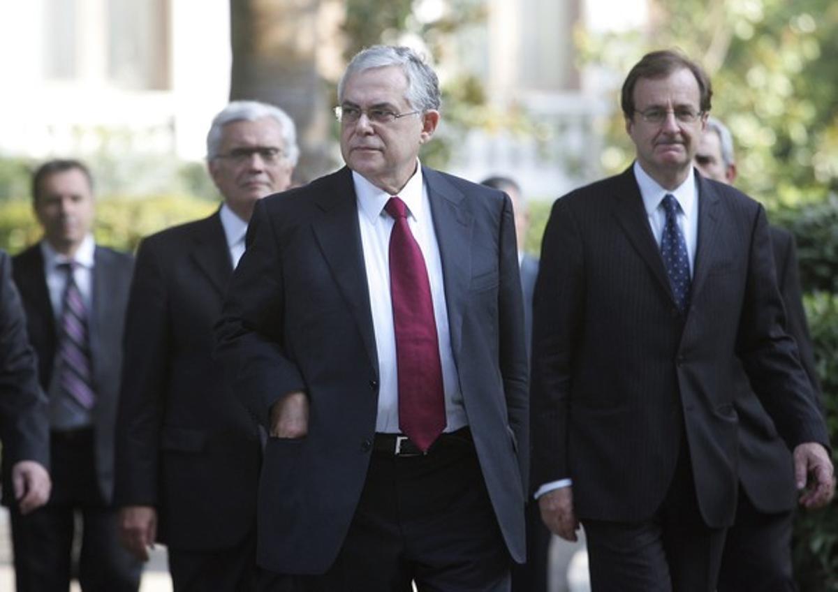 Lukàs Papadimos surt del palau presidencial, dijous, a Atenes,després de ser nomenat primer ministre. Lukàs Papadimos surt del palau presidencial, dijous, a Atenes,després de ser nomenat primer ministre.