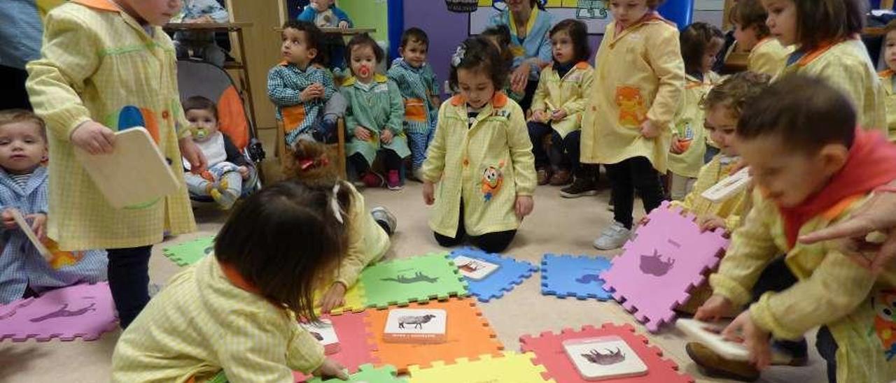 Los escolares de Los Gigantinos unen las piezas del rompecabezas.