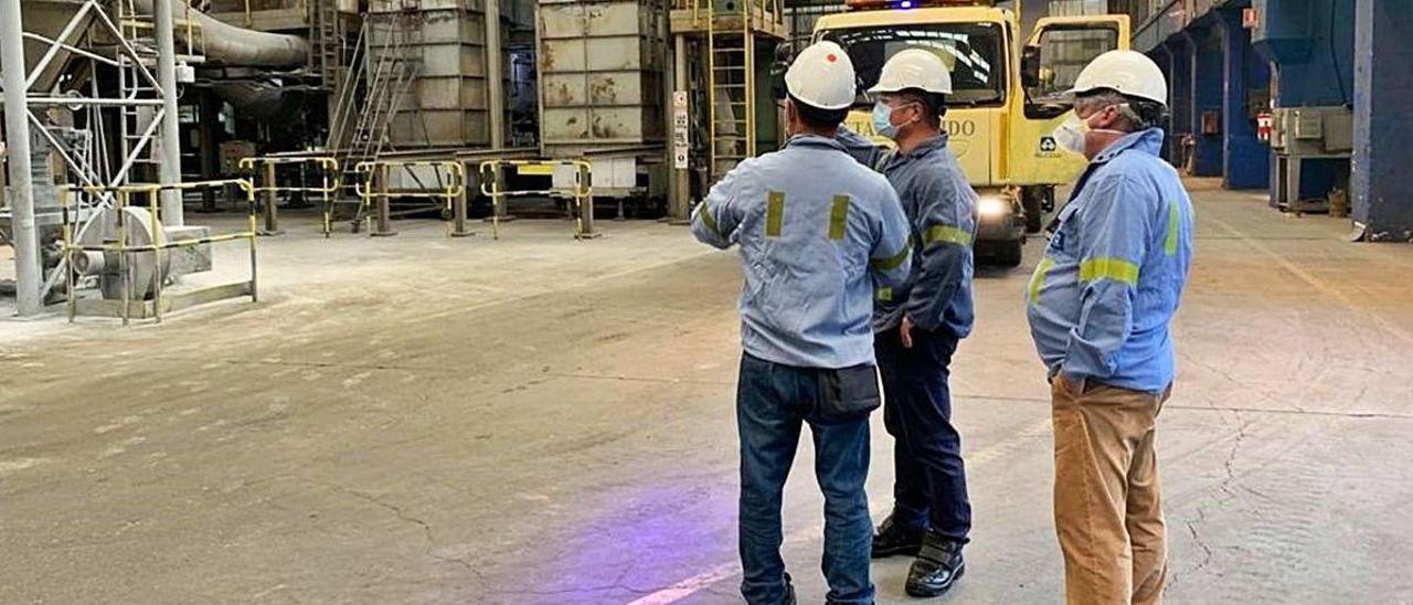 Miembros de la delegación chino-española, durante la visita a la planta de Alu Ibérica de Avilés.