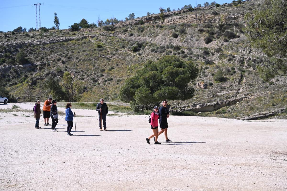 Varias personas paseando por el Pantano de Elche.