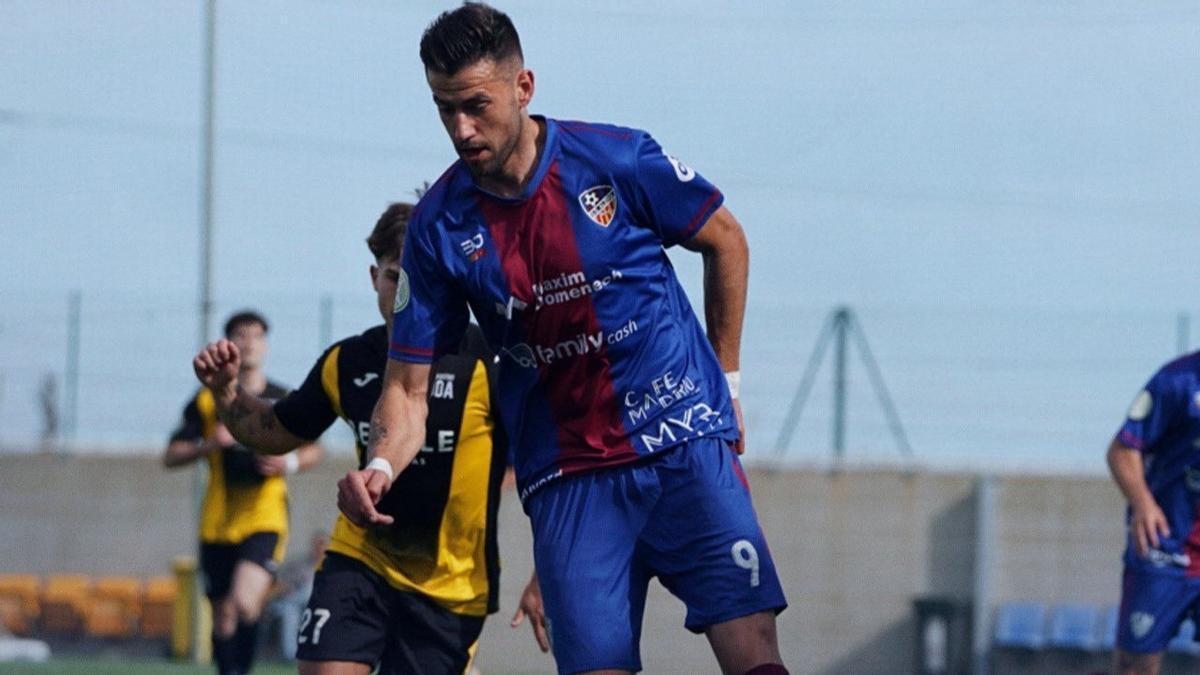 El delantero del Alzira Tanque en un lance del partido contra el Roda.