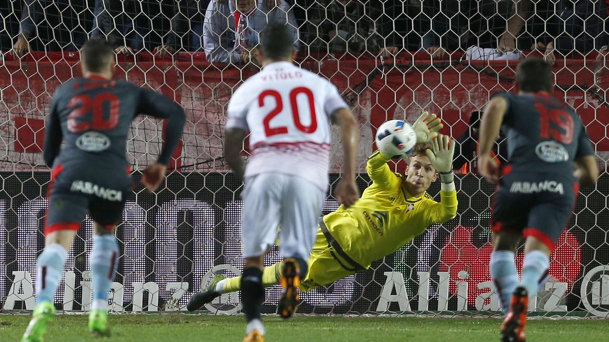 Rubén Blanco detiene el penalti ante el Sevilla en las semifinales de Copa de 2016