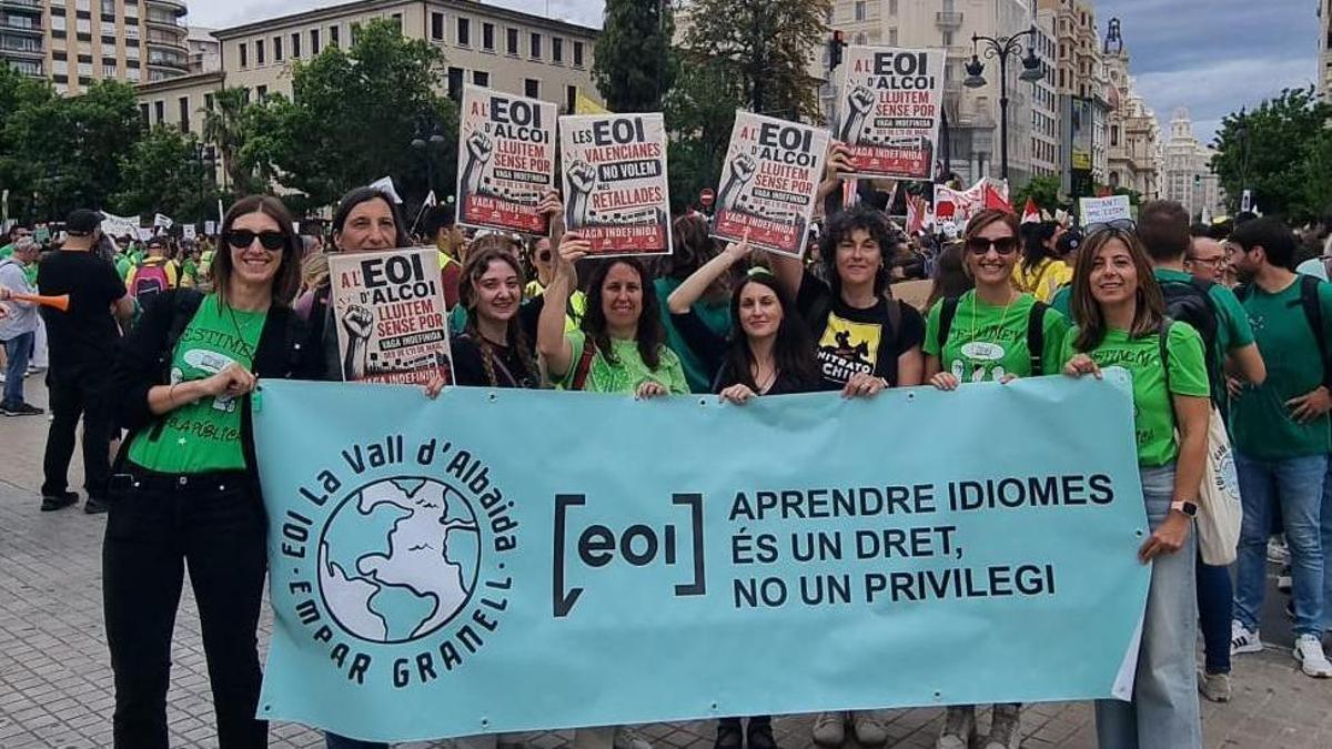 Representantes de la EOI La Vall d'Albaida-Empar Granell en una manifestación de docentes.