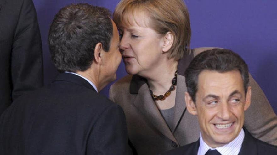 José Luis Rodríguez Zapatero saluda la cancellera Angela Merkel en presència de Nicolás Sarkozy.