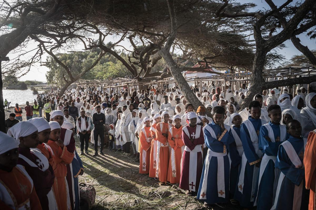 Los devotos ortodoxos etíopes asisten a una oración durante la celebración de la Epifanía de Etiopía en la orilla del lago Batu, Etiopía