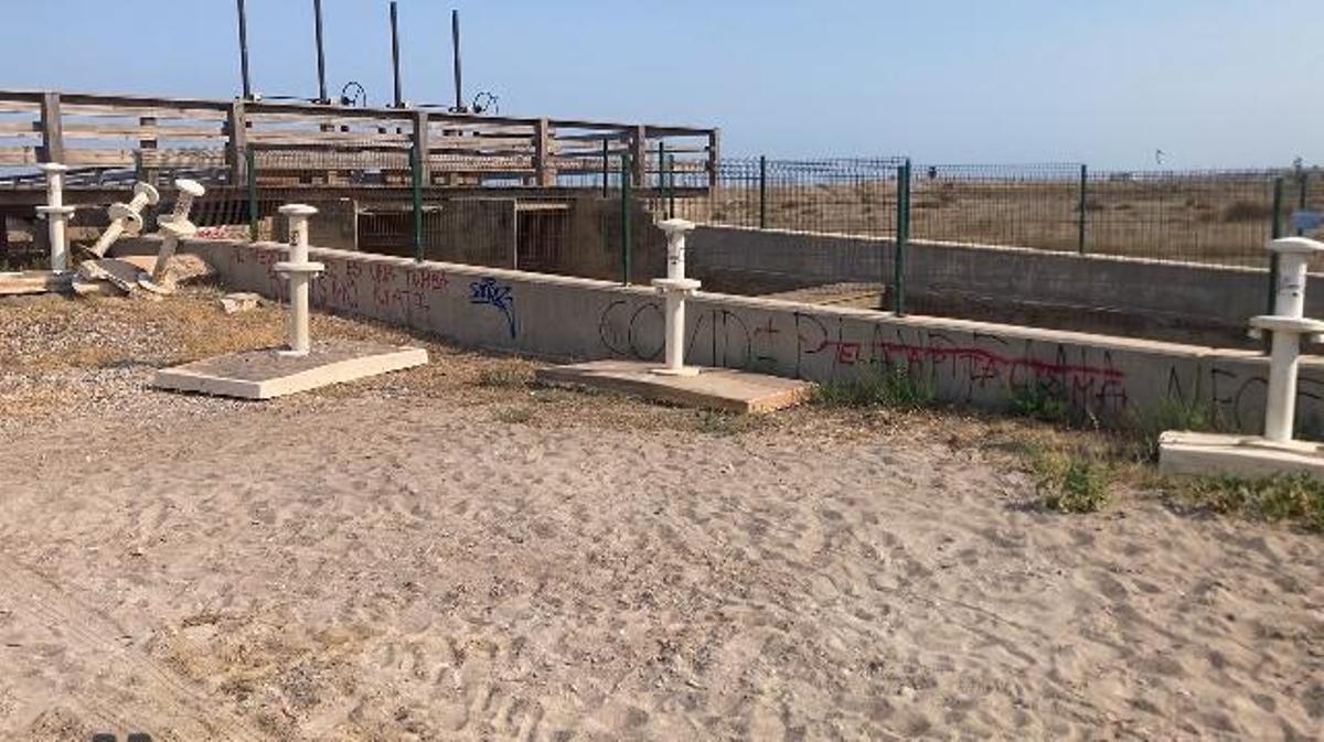 Imagen de arcihvo de los lavapiés desinstalados por las obras de regeneración de las playas del norte de Sagunt.