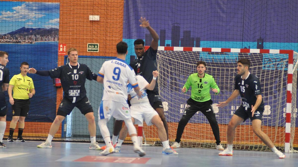 Quique Camas intenta avanzar ante la defensa del Benidorm.