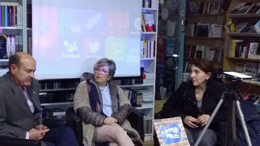 Por la izquierda, Ramón Alvargonzález, María Varela y Yolanda Velasco, en la presentación de &quot;El zapato de Ana&quot;.