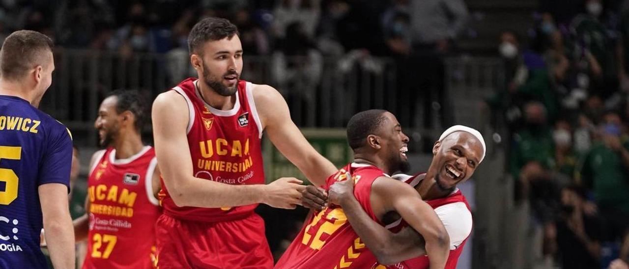 Isaiah Taylor y Emanuel Cate, del UCAMMurcia, celebran junto a McFadden la canasta ganadora frente al Unicaja.