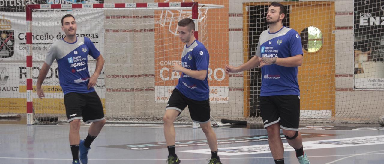 Pousa, Manu Pérez y Martín Gayo durante un entrenamiento en O Gatañal.