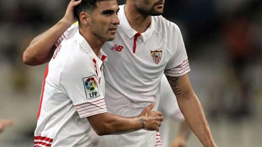 Reyes e Iborra celebran un gol durante un partido del Sevilla. // Efe