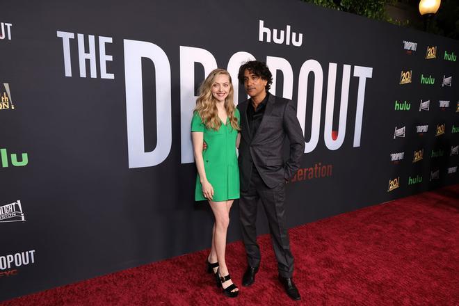 La actriz Amanda Seyfried y el actor Naveen Andrews