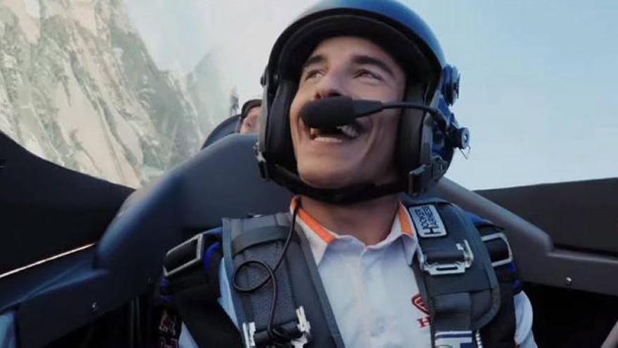 Vídeo: Marc Márquez vuela en un avión de acrobacias