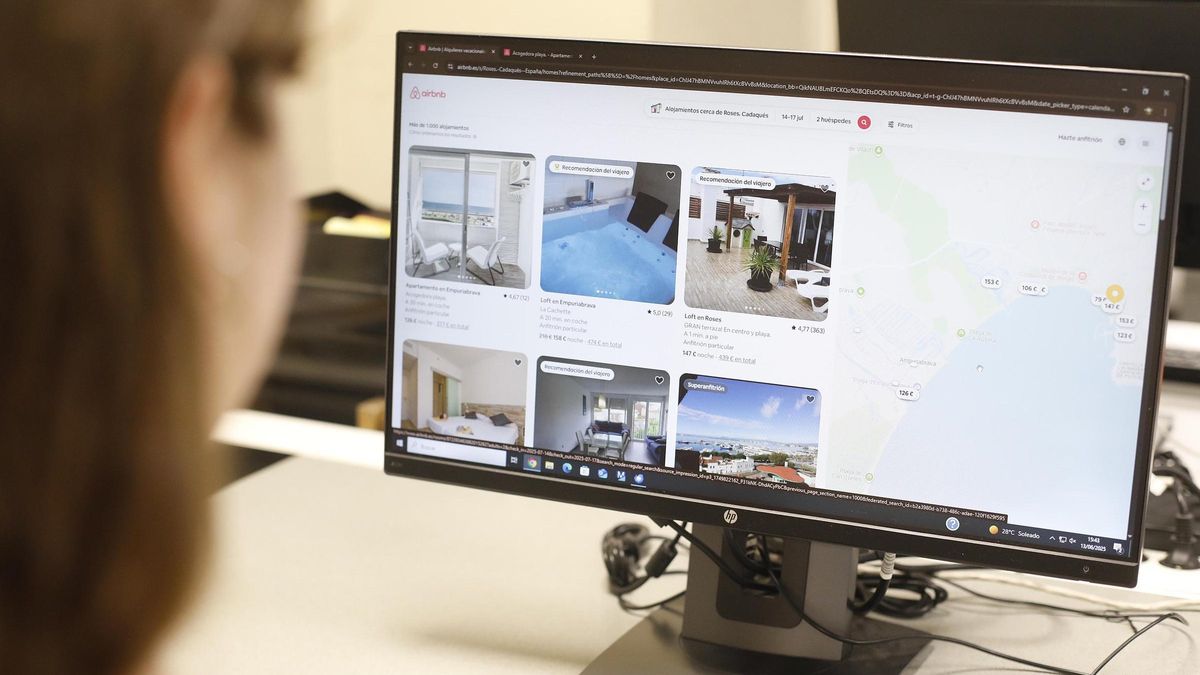 Una usuària busca anuncis d’allotjaments turístics a Roses a Airbnb.