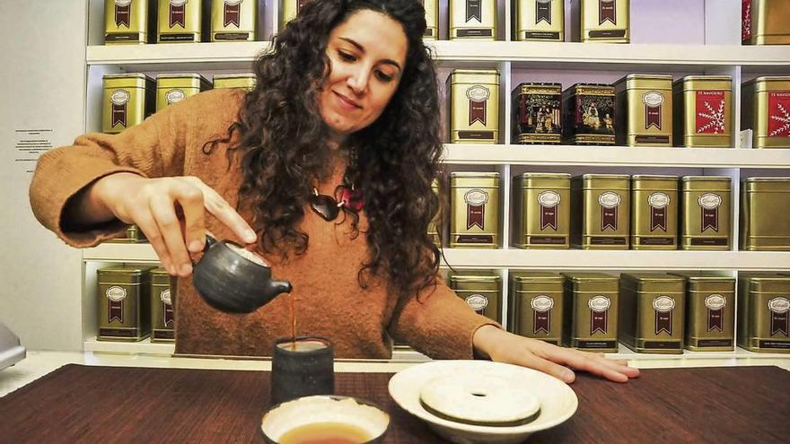 Laura Rodriguez, de las pocas  sumilleres de té del país, sirve un té  negro Golden monkey en su local La Tetereta de Vilagarcía. // Iñaki Abella